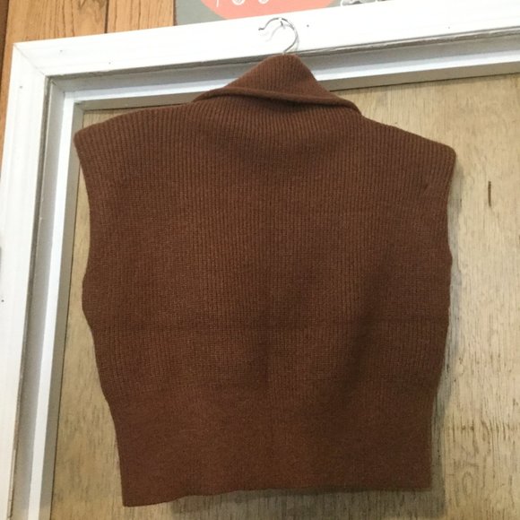 NWT Cropped cowlneck knit sleeveless sweater that has shoulder pads - Picture 5 of 5